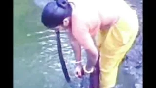 Um homem e uma loira magrinha vídeo de pornô da mulher foderam depois de um broche na piscina