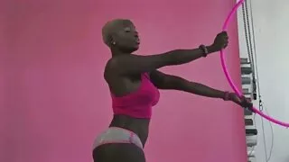 Prostituta video porno ao vivo madura fodida com força por uma multidão de vários tipos