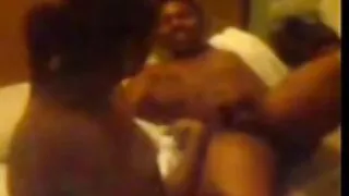 Puta ruiva fodida por um estranho maroto no vídeo pornô das negras hostel
