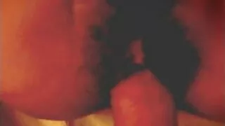 A beleza com mamas planas resistiu a uma pancada forte no ânus porno amador
