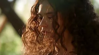 Menina ruiva em vídeo pornô de desenho meias fode com cara de porra