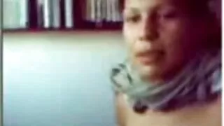 Cara filmado russo garota e filme pornô mulher com mulher fodido para um copo de café