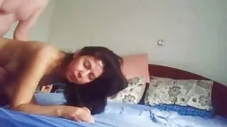 Um homem vídeo pornô com loira gostosa maduro empala a buceta de uma jovem em um pau gordo