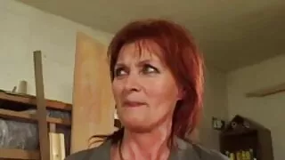 A Milf vídeo de pornô anal seduz a mulher do irmão para o sexo lésbico