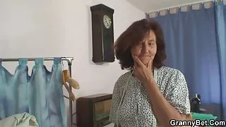 Ele acordou o cara com uma massagem e sentou-se na ereção com a buceta porno real caseiro